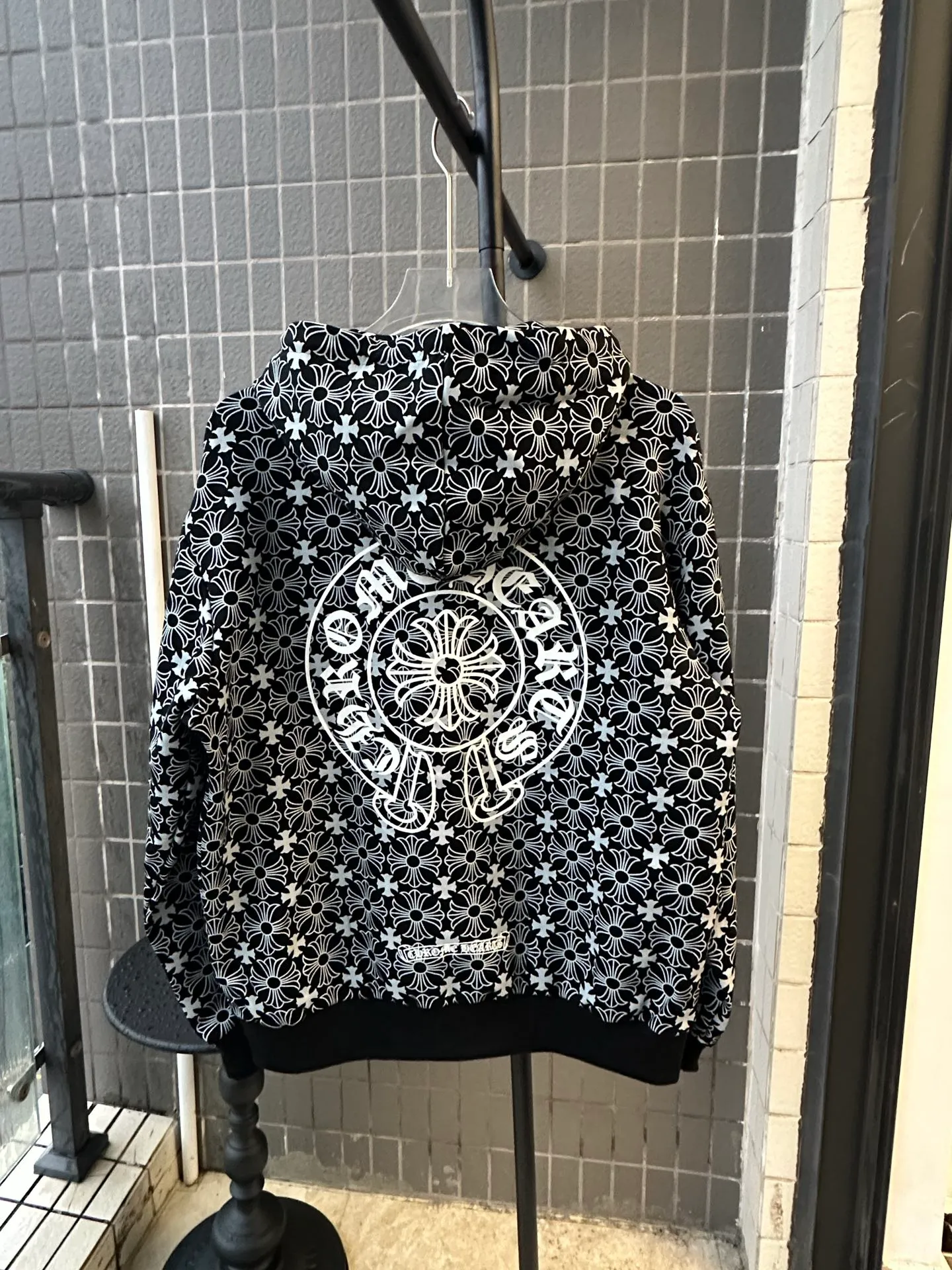P310 Style No.: TT74 𝐂𝐇𝐑𝐎𝐌𝐄 𝐇𝐄𝐀𝐑𝐓𝐒/Cro Heart Hooded 23FW new all-over printed Sanskrit opening and closing sweater. Full dark pattern printing as the backing to show a sense of mystery. Sanskrit embroidery on the front chest. Metal zipper closure. Classic Sanskrit printing design on both arms. Classic big horseshoe print on the back, overall high-end and versatile, same style for men and women Size: S-XL